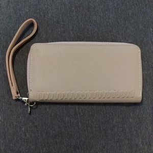 Clutch/wristlet
